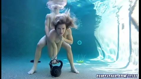 Порно 365 сняли в бассейне под водой секс